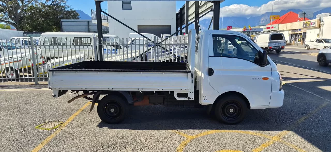 2016 Hyundai H100 Bakkie 2.6D Dropside - Image 10